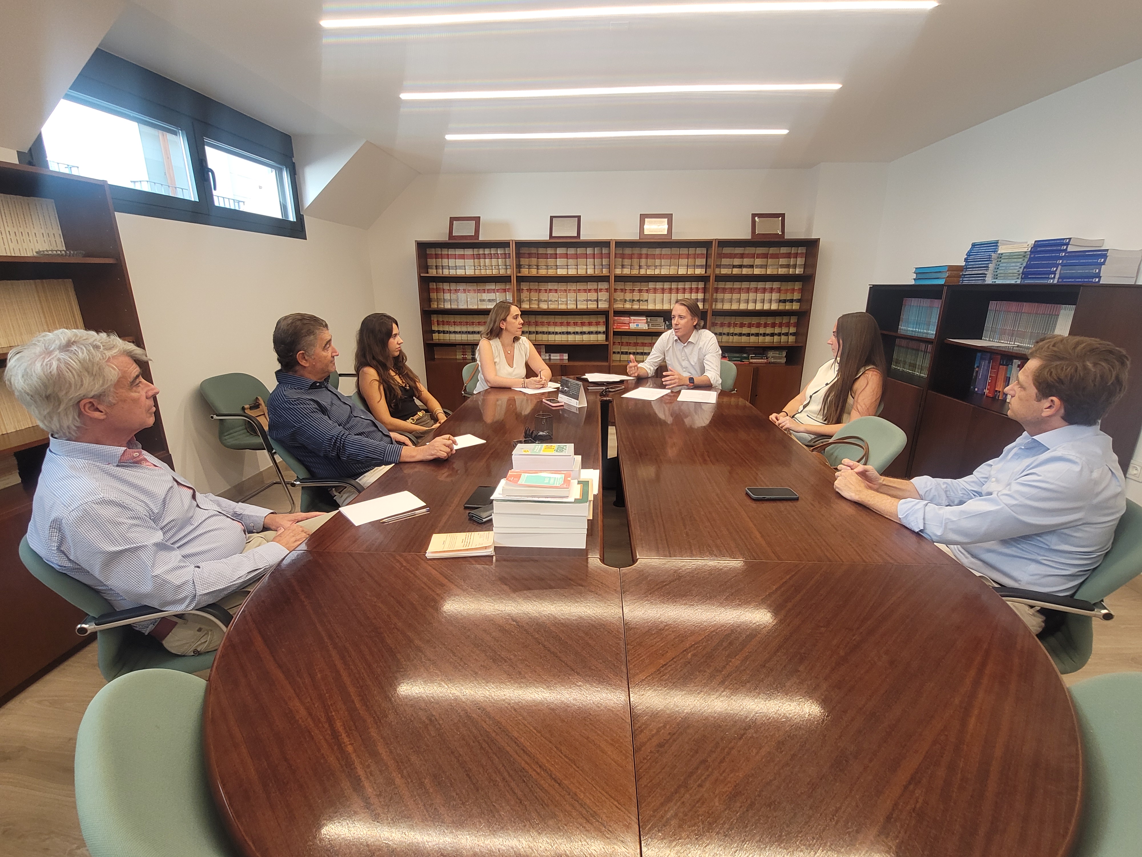 Imagen del director de la Academia con los preparadores de oposión 